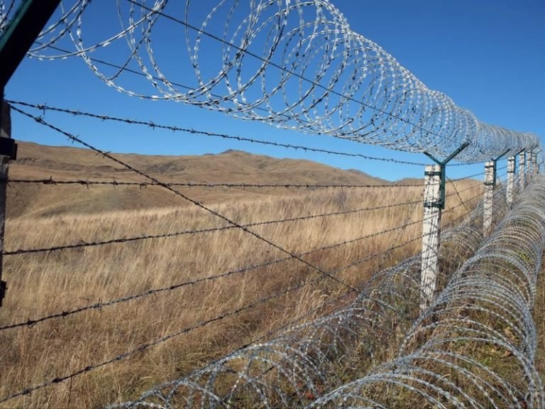 Intermediate Line Posts Razor Wire High-Security Fencing: Razor Wire, Wire Mesh Y Fence Posts